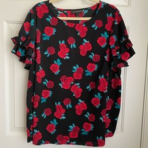 Lane Bryant. Size 20. Rose patterned ruffle sleeve top. (Tub A)